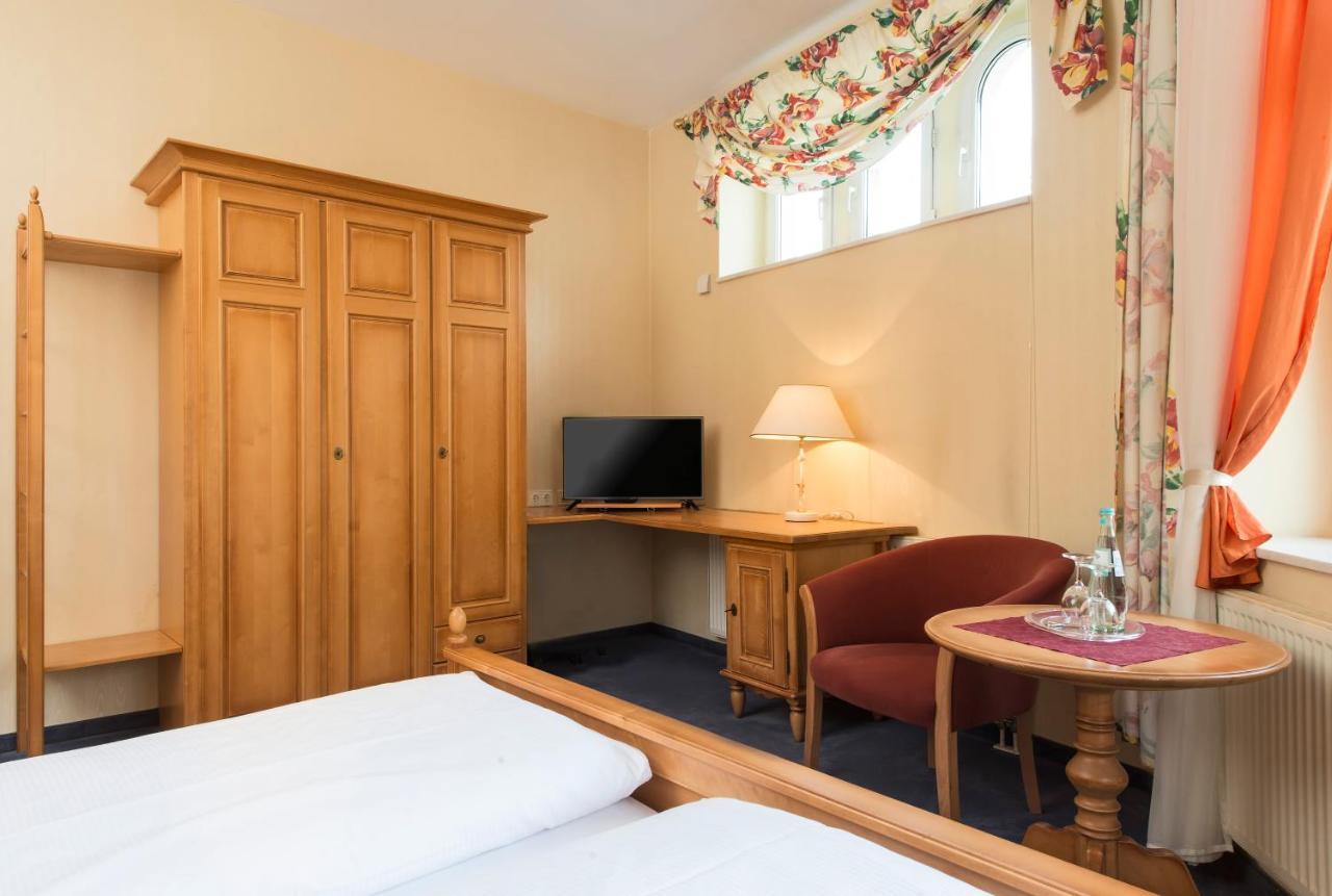 Hotel Schloss Schweinsburg Neukirchen-Pleisse Екстер'єр фото
