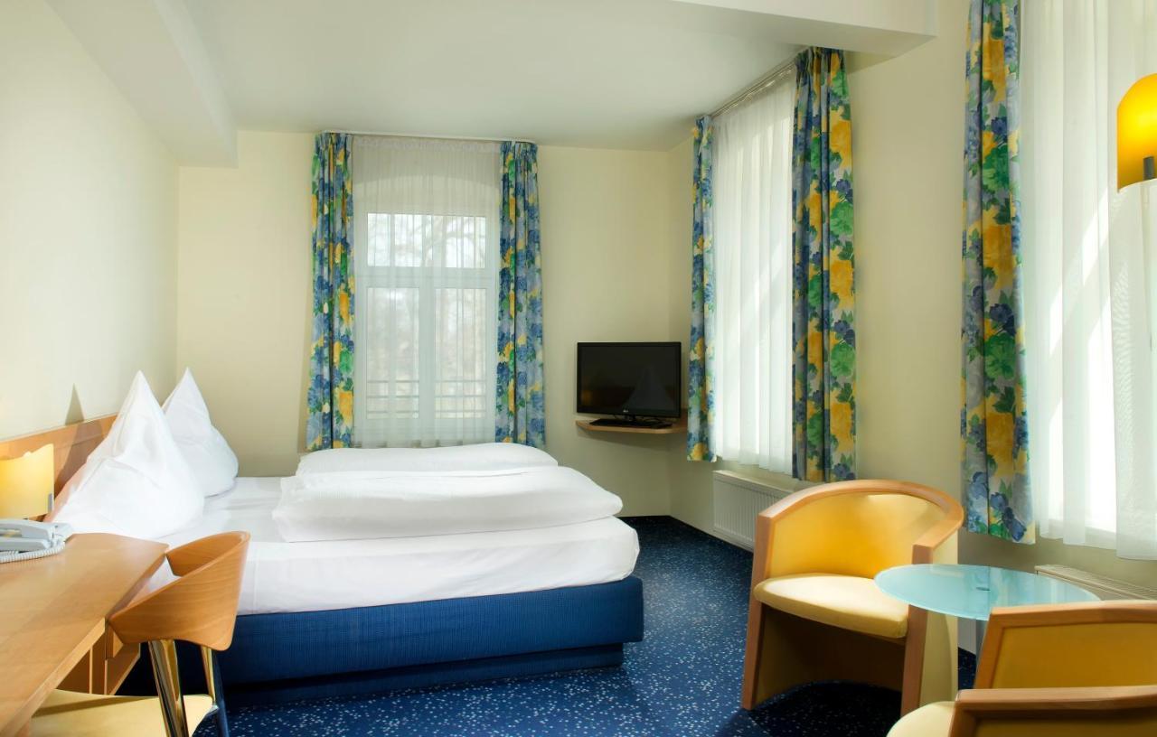Hotel Schloss Schweinsburg Neukirchen-Pleisse Екстер'єр фото