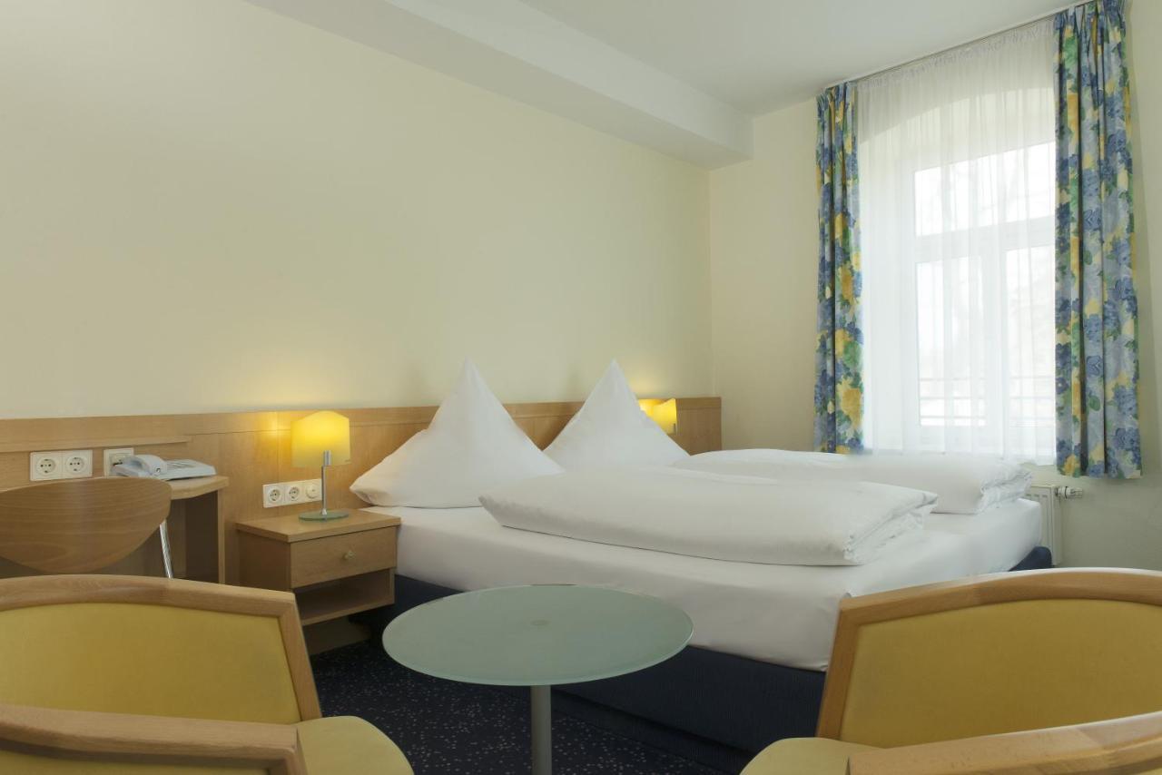Hotel Schloss Schweinsburg Neukirchen-Pleisse Екстер'єр фото