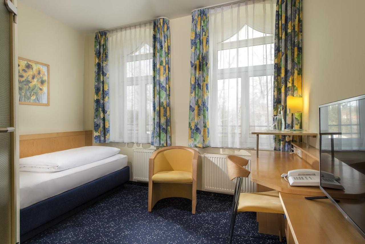 Hotel Schloss Schweinsburg Neukirchen-Pleisse Екстер'єр фото