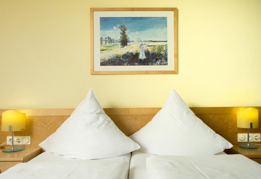 Hotel Schloss Schweinsburg Neukirchen-Pleisse Номер фото