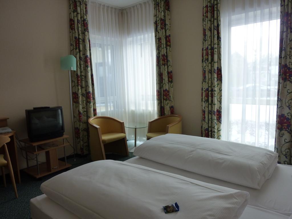 Hotel Schloss Schweinsburg Neukirchen-Pleisse Номер фото