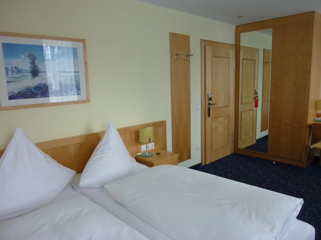 Hotel Schloss Schweinsburg Neukirchen-Pleisse Номер фото