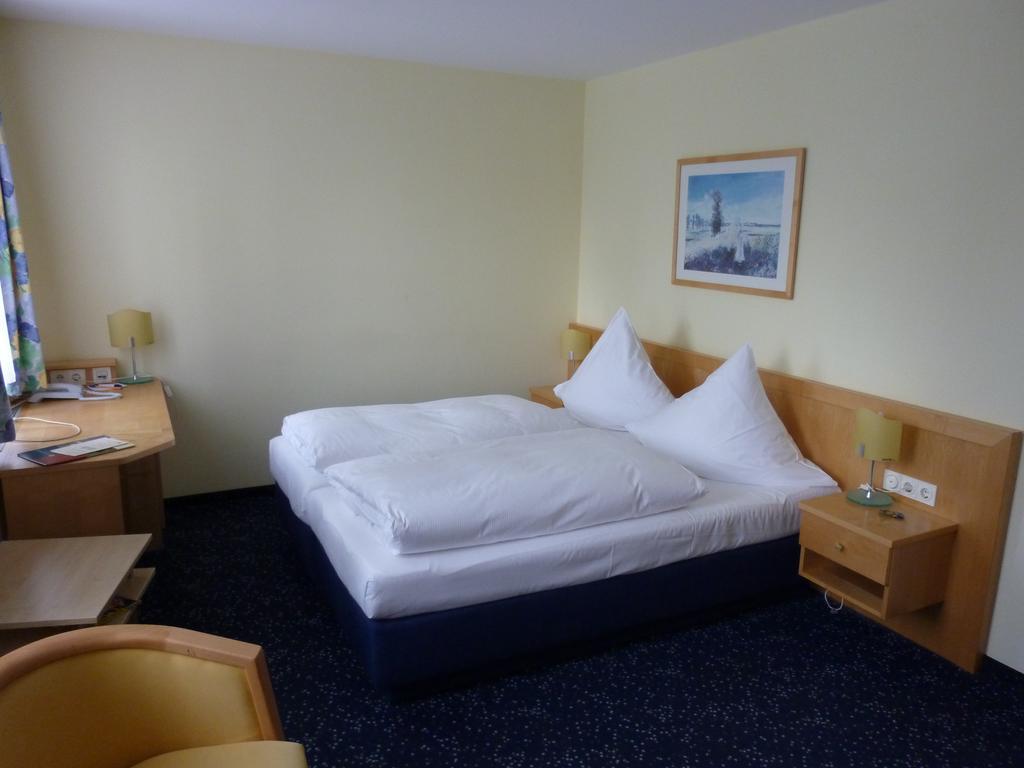 Hotel Schloss Schweinsburg Neukirchen-Pleisse Номер фото