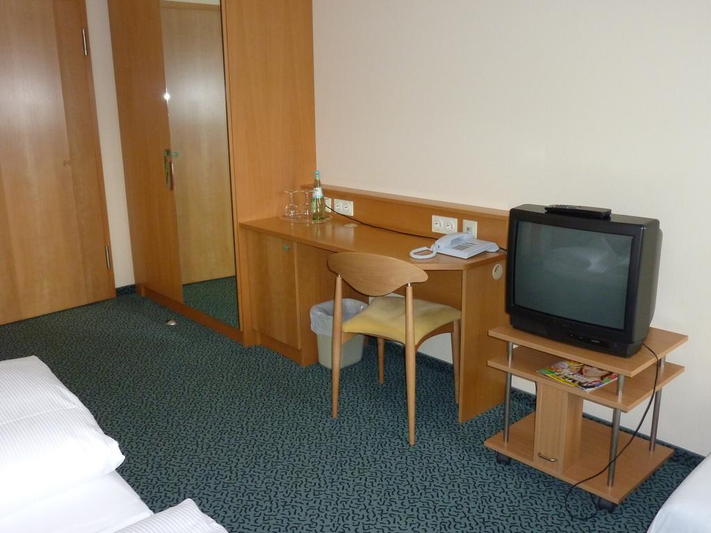 Hotel Schloss Schweinsburg Neukirchen-Pleisse Номер фото