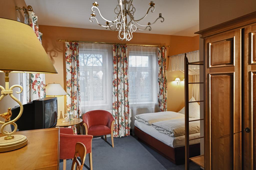 Hotel Schloss Schweinsburg Neukirchen-Pleisse Номер фото